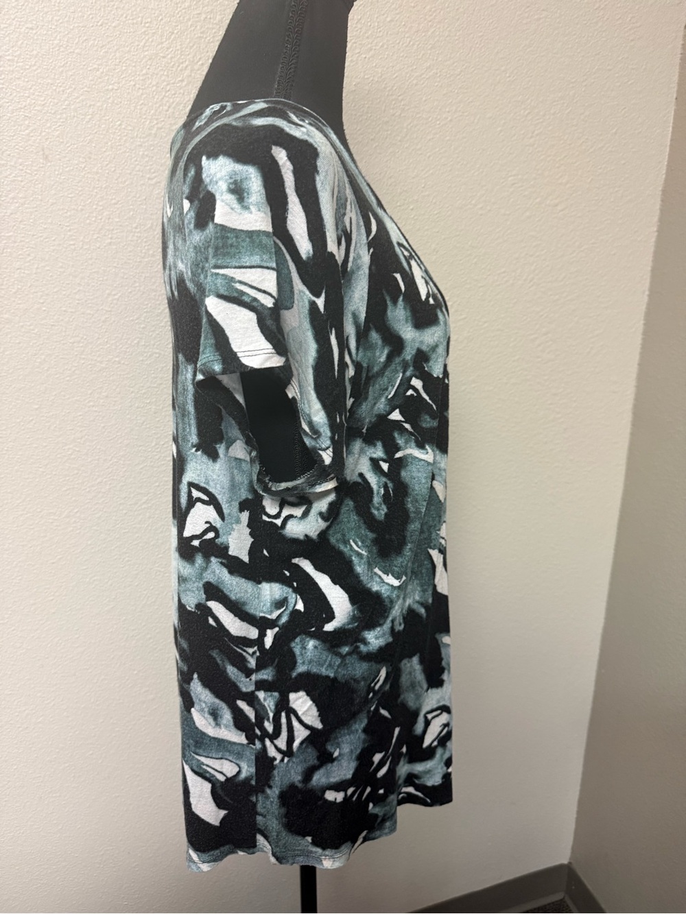 Simply Vera Wang 0X Black Gray Abstract Floral Scoop Neck Tunic Top Plus Size - Picture 6 of 10